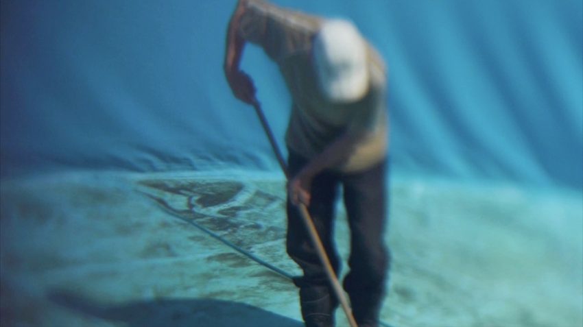 Copyright Nojus Drąsutis, The Pool Cleaners, Vilnius 2017, aus: Antje Ehmann, Harun Farocki, Eine Einstellung zur Arbeit / Labour in a Single Shot, 2011-2021 Videostill